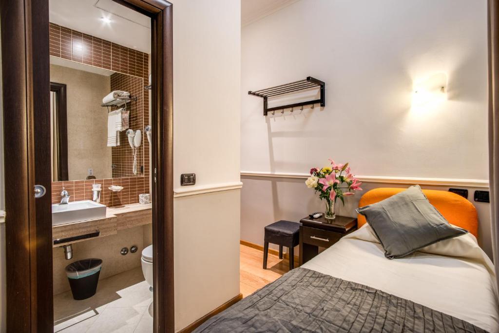 Postel nebo postele na pokoji v ubytování Hotel Everest Inn Rome