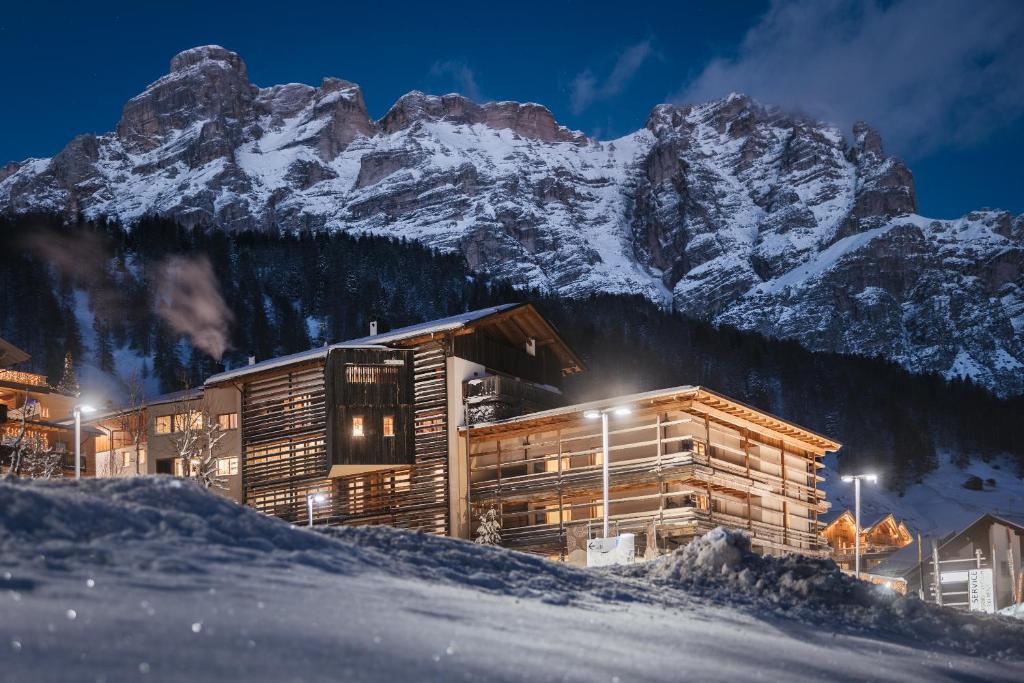 Nespecifikovaný výhled na hory nebo výhled na hory při pohledu z hotelu