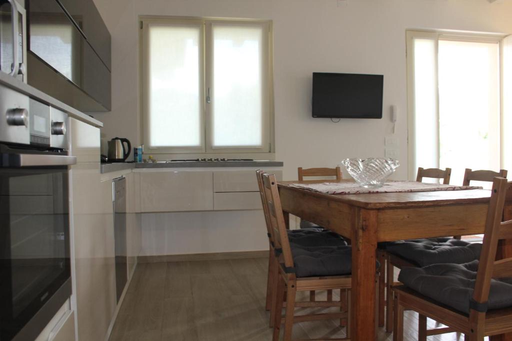 Kuchyňa alebo kuchynka v ubytovaní Villa Paradiso del Garda Belvedere