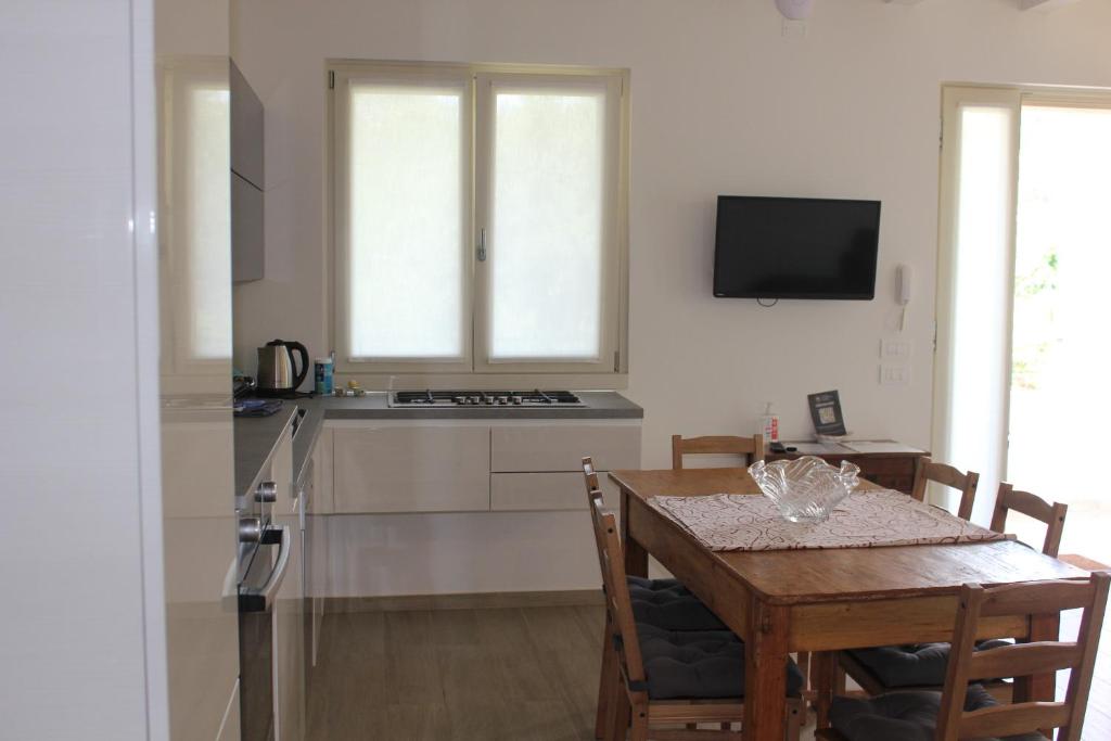 Kuchyňa alebo kuchynka v ubytovaní Villa Paradiso del Garda Belvedere