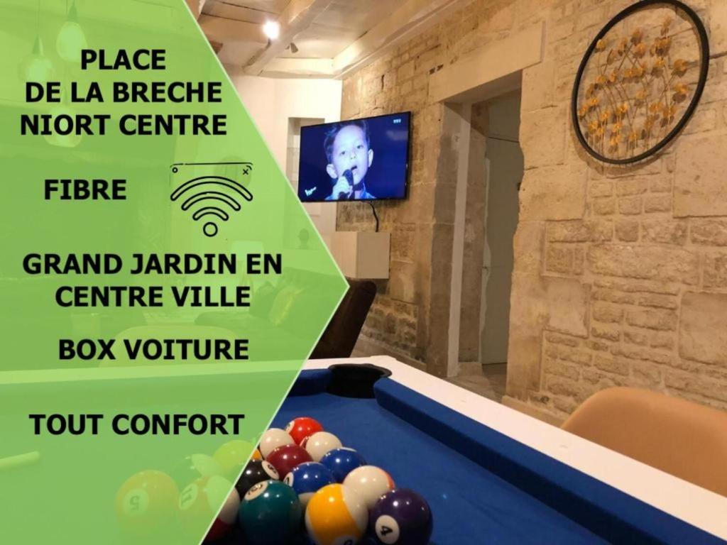 un cartel para una sala de juegos con mesa de billar en Villa Donna jacuzzi jardin billard centre la Brèche, en Niort