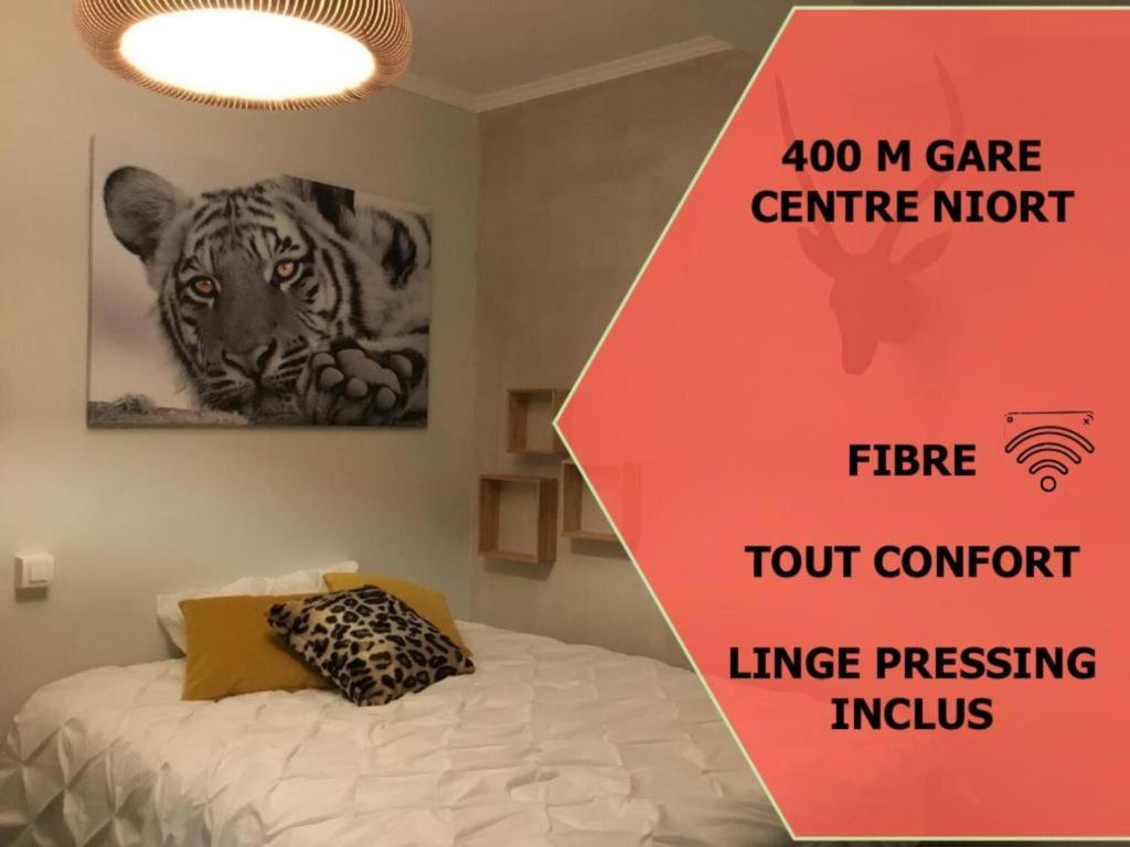 una señal que está al lado de una cama en una habitación en Le Lodge centre 400m gare wifi linge de pressing, en Niort