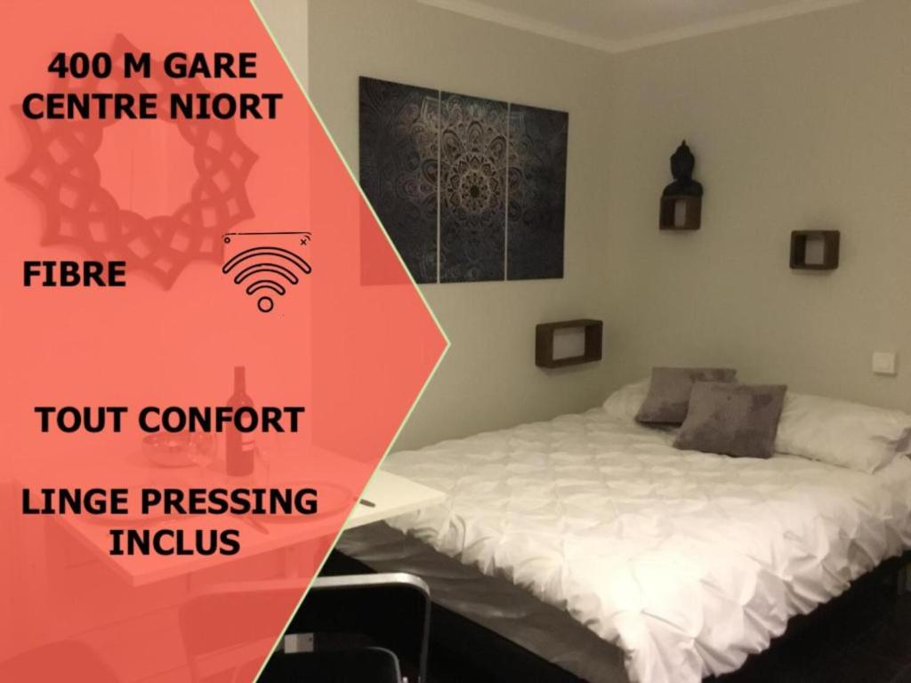 una habitación con cama y aversión en Le Sumatra centre 400m gare wifi linge de pressing, en Niort