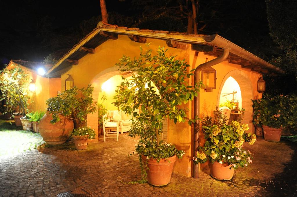 A garden outside Hotel La Locanda Dei Ciocca