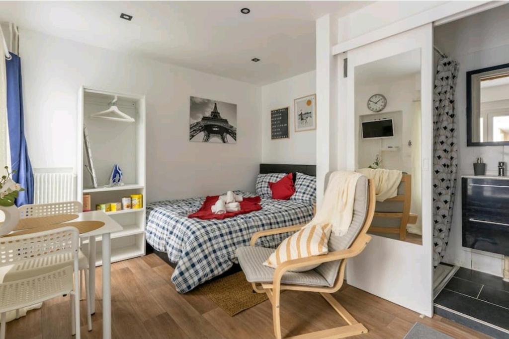 Habitación pequeña con cama y escritorio. en Studio Puteaux Paris-Defense by Servallgroup, en Puteaux