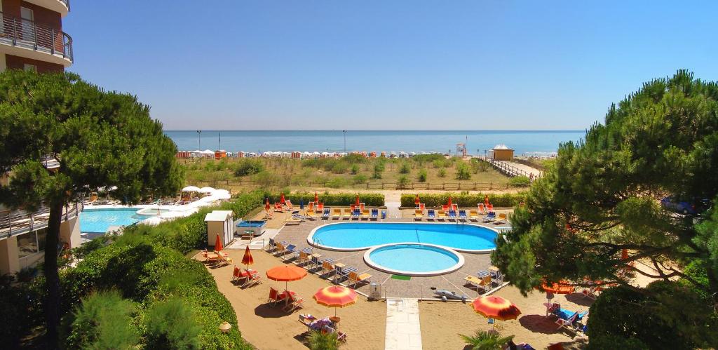 Bazén v ubytování Hotel Bertha Fronte Mare nebo v jeho okolí