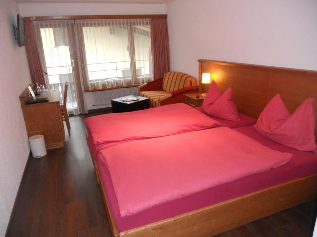 Postel nebo postele na pokoji v ubytování Cresta Hotel