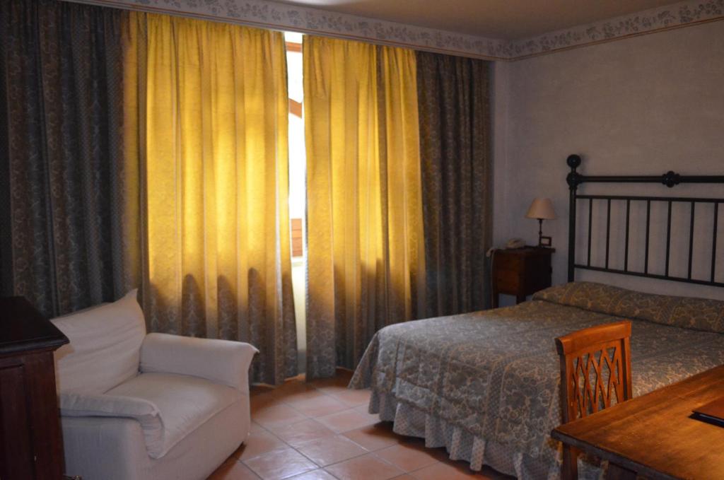 A bed or beds in a room at Hotel La Locanda Dei Ciocca