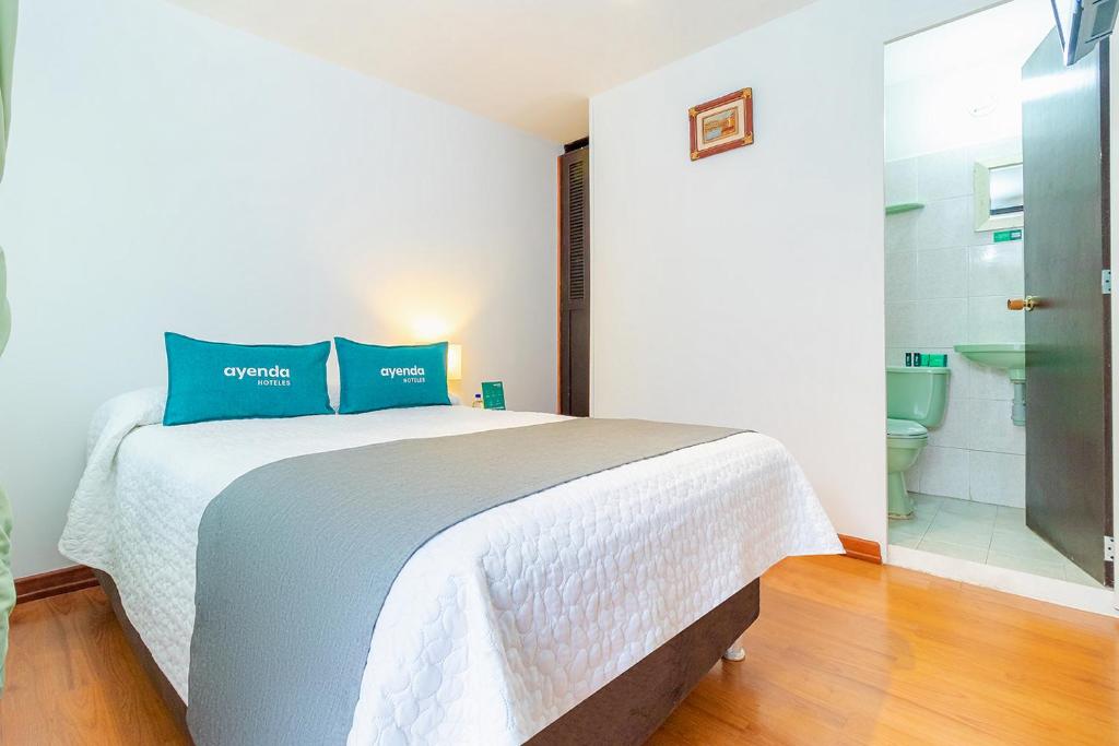 Postel nebo postele na pokoji v ubytování Ayenda 1080 Bogotá Alpes Castellana