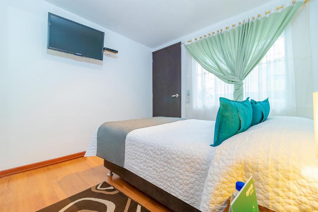 Postel nebo postele na pokoji v ubytování Ayenda 1080 Bogotá Alpes Castellana