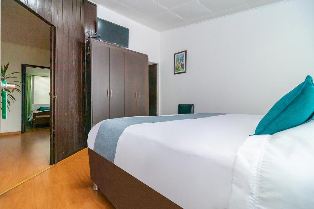 Postel nebo postele na pokoji v ubytování Ayenda 1080 Bogotá Alpes Castellana