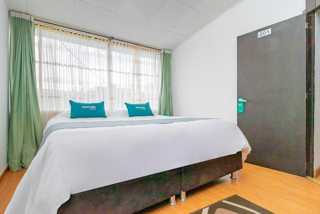 Postel nebo postele na pokoji v ubytování Ayenda 1080 Bogotá Alpes Castellana