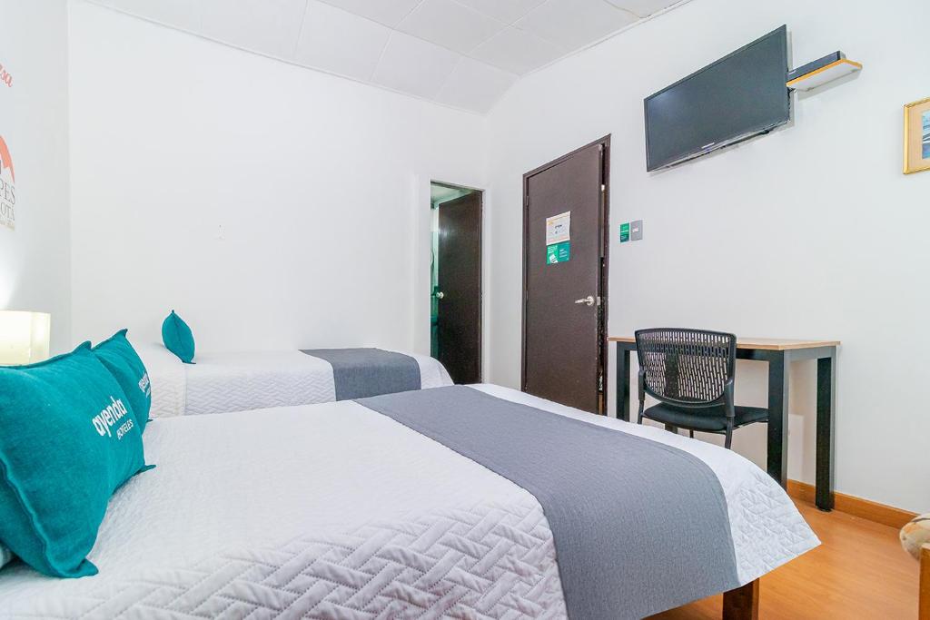 Postel nebo postele na pokoji v ubytování Ayenda 1080 Bogotá Alpes Castellana