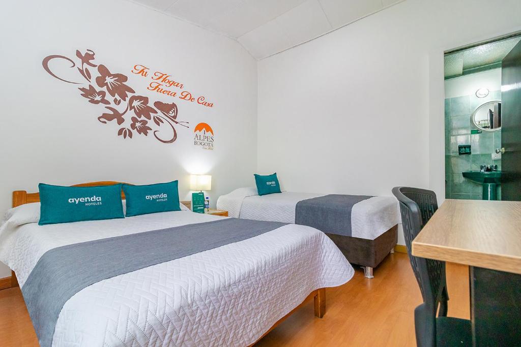 Postel nebo postele na pokoji v ubytování Ayenda 1080 Bogotá Alpes Castellana