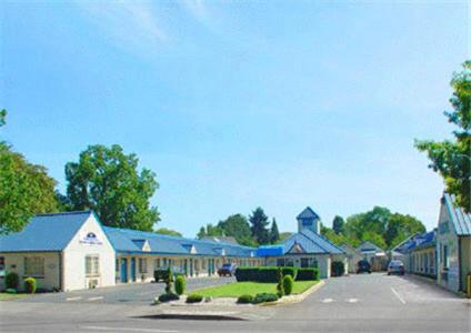 une rangée de maisons aux toits bleus dans une rue dans l'établissement Americas Best Value Inn Eugene, à Eugene