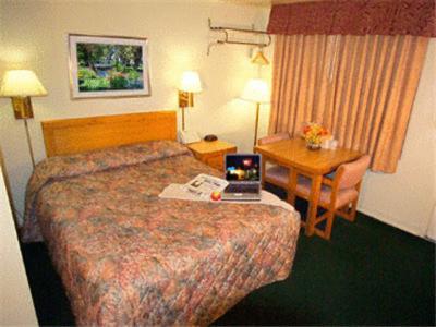 Postel nebo postele na pokoji v ubytování Americas Best Value Inn Eugene