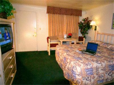 Postel nebo postele na pokoji v ubytování Americas Best Value Inn Eugene