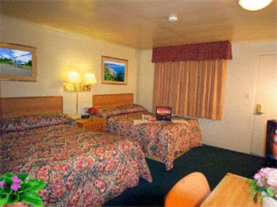 Postel nebo postele na pokoji v ubytování Americas Best Value Inn Eugene