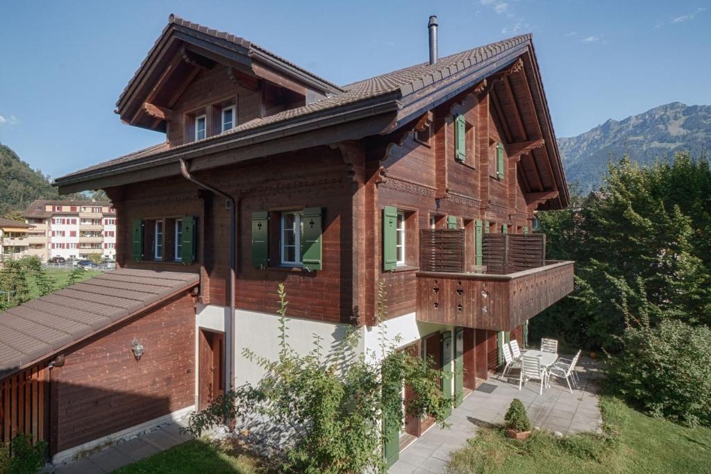 インターラーケンにあるCityChaletの木造家屋(丘の上にバルコニー付)