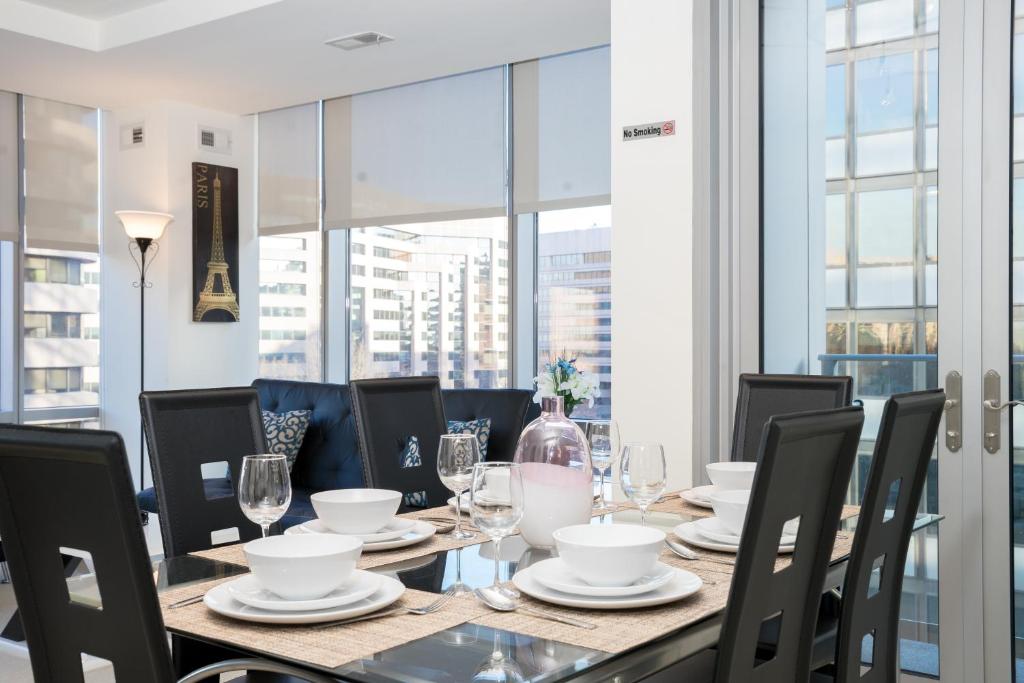 uma sala de jantar com mesa e cadeiras em Arlington 2BR 2Ba Fully Furnished Apartment in Crystal City apts em Arlington
