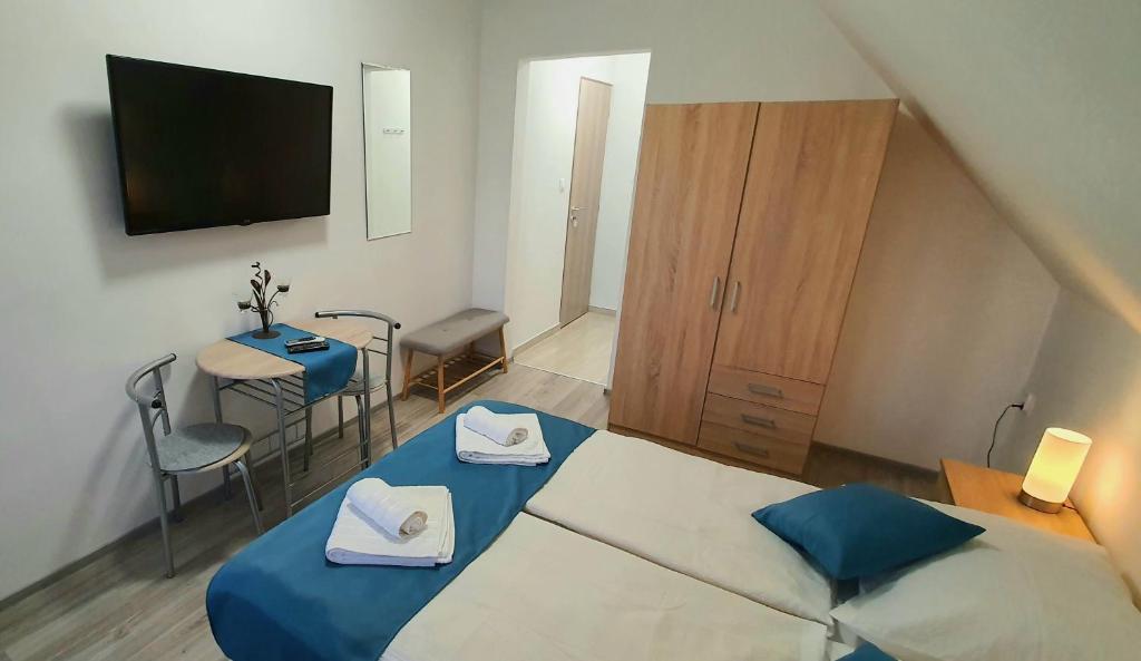 Postel nebo postele na pokoji v ubytování Sipos Vendég és Apartmanház