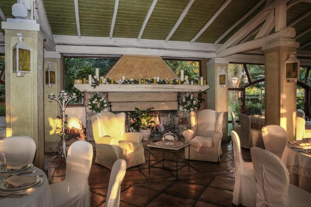 A seating area at Hotel La Locanda Dei Ciocca