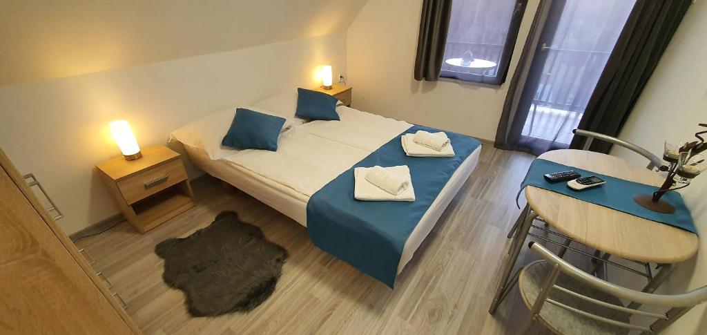 Postel nebo postele na pokoji v ubytování Sipos Vendég és Apartmanház