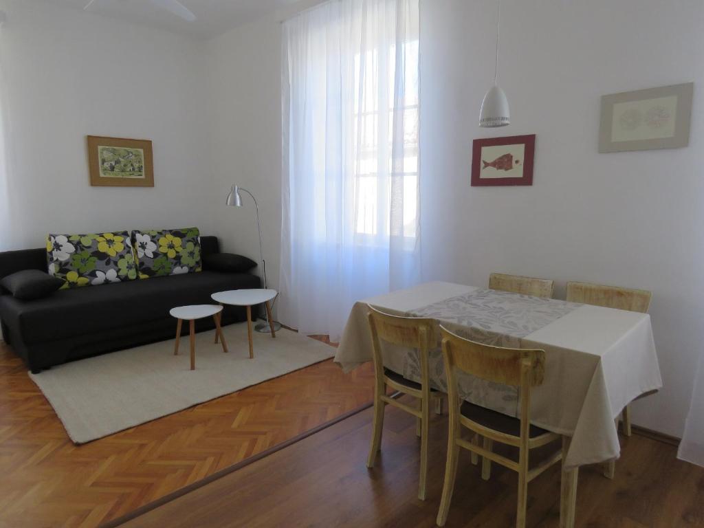 Posezení v ubytování Lovely apartment in old part of Vis