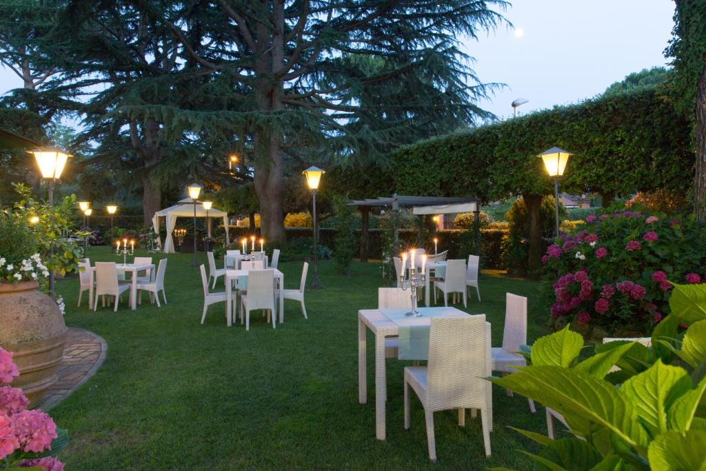 A garden outside Hotel La Locanda Dei Ciocca