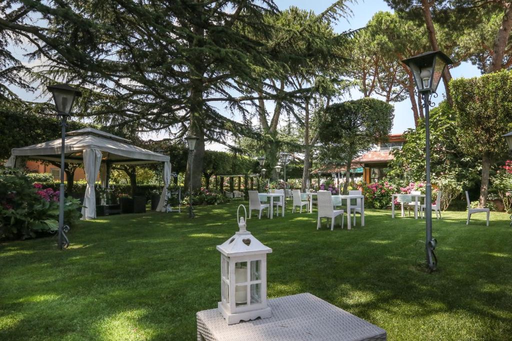 A garden outside Hotel La Locanda Dei Ciocca