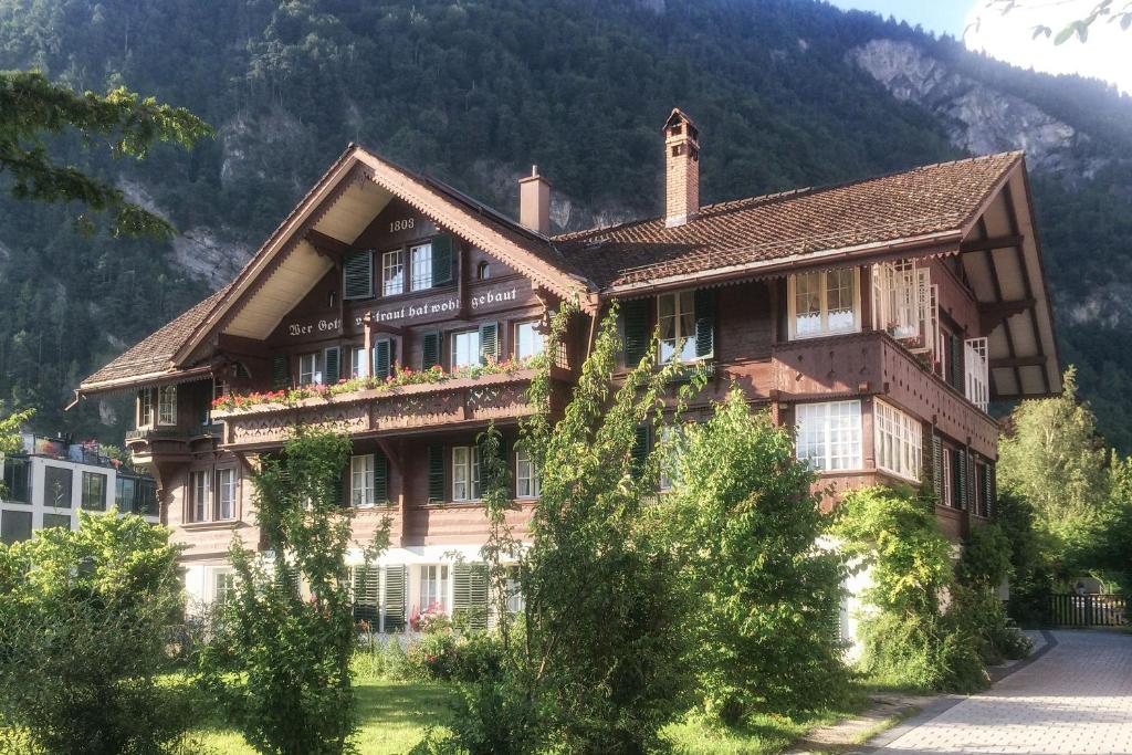 インターラーケンにあるCityChalet historicの山を背景にした大きな木造家屋