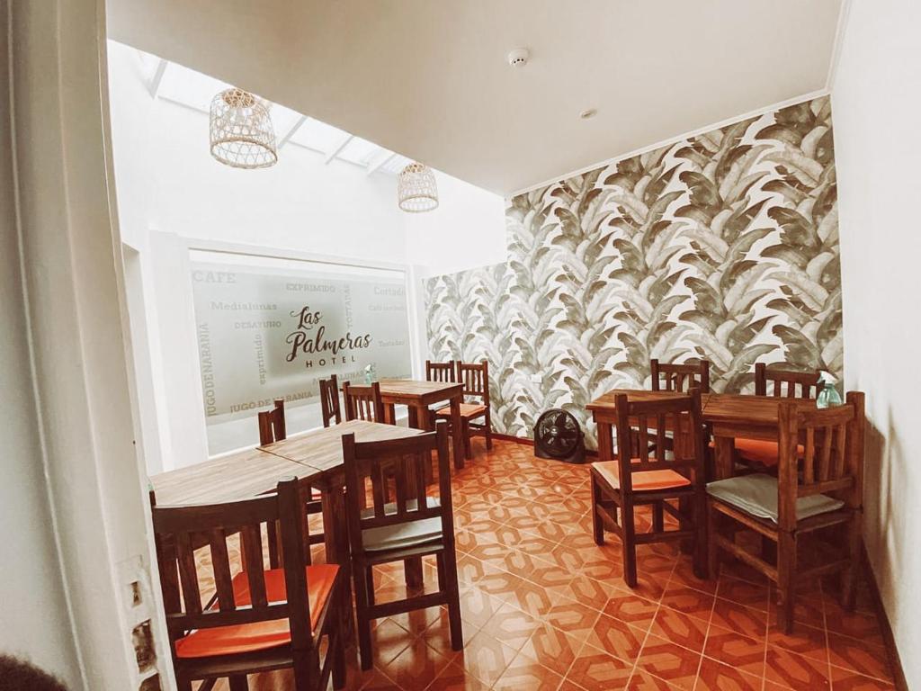 Reštaurácia alebo iné gastronomické zariadenie v ubytovaní Las palmeras Hotel