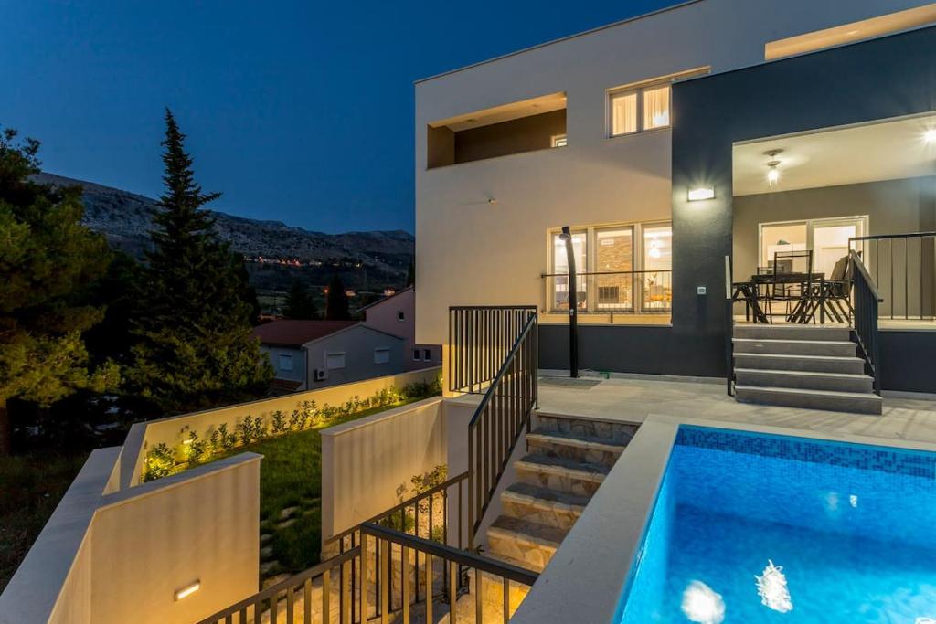 Bazén v ubytovaní Luxe villa with pool, jacuzzi, and sauna alebo v jeho blízkosti