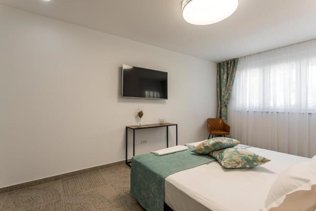 Posteľ alebo postele v izbe v ubytovaní Luxe villa with pool, jacuzzi, and sauna