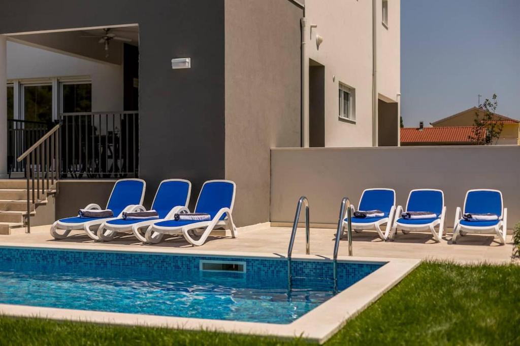 Bazén v ubytovaní Luxe villa with pool, jacuzzi, and sauna alebo v jeho blízkosti