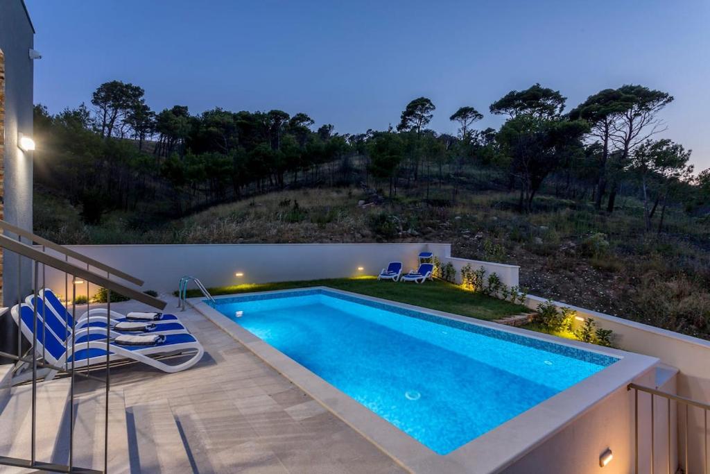 Bazén v ubytovaní Luxe villa with pool, jacuzzi, and sauna alebo v jeho blízkosti