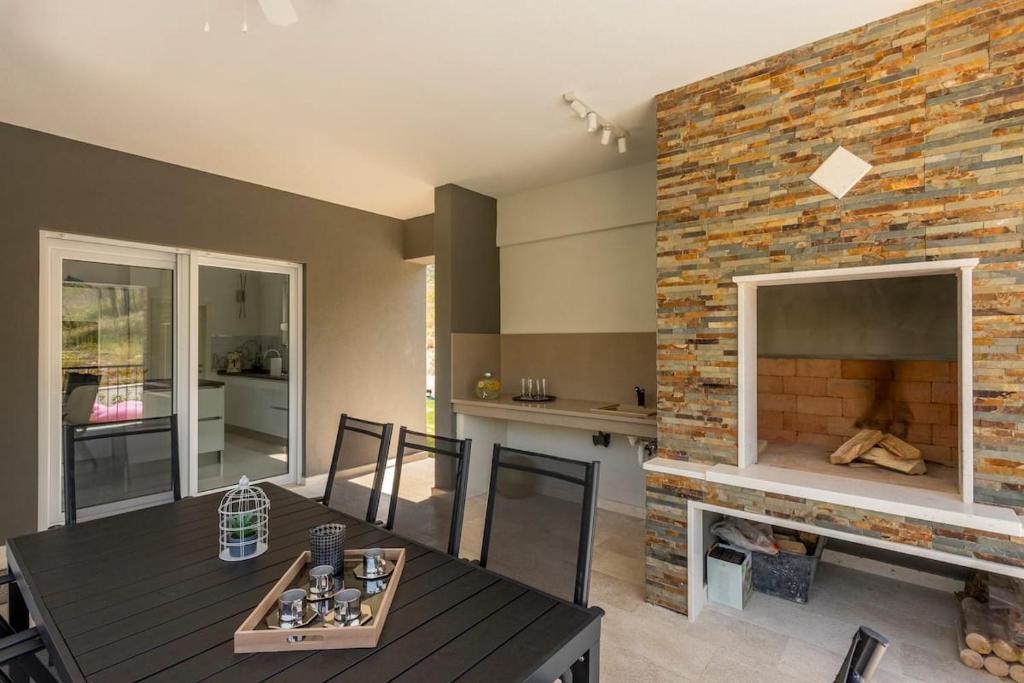 Kuchyňa alebo kuchynka v ubytovaní Luxe villa with pool, jacuzzi, and sauna