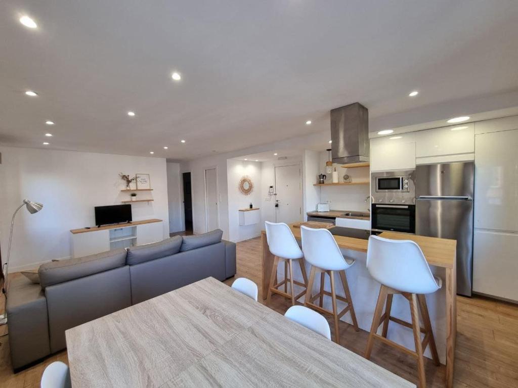 a living room with a couch and a table and chairs at 102A Apartamento moderno 2 habitaciones in Gijón