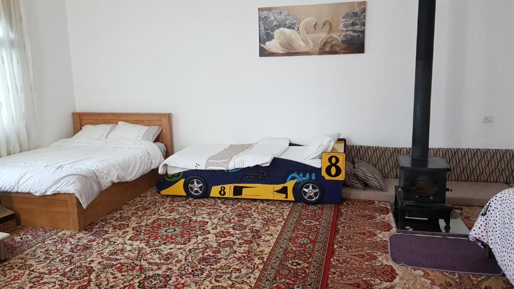 حرمون أكوموديشين في مجدل شمس: غرفة نوم بسرير وبطانية سيارة السباق