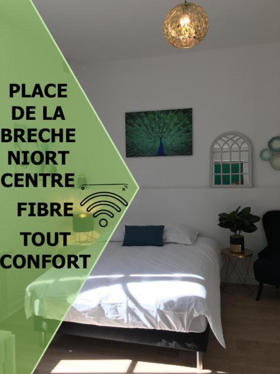 une chambre avec un lit avec un panneau dessus dans l'établissement Le Bahia centre la Brèche wifi linge de pressing, à Niort