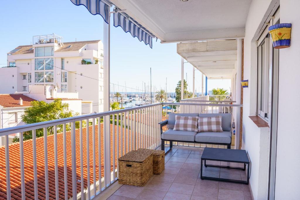 balcón con sofá azul y mesa en Club Náutico Altea Playa, en Altea