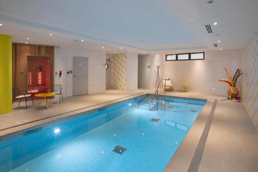 a large swimming pool in a hotel room at Domitys - La Majolique in Béziers