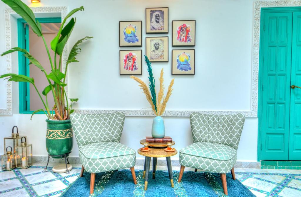 Ein Sitzbereich in der Unterkunft riad paradis blanc
