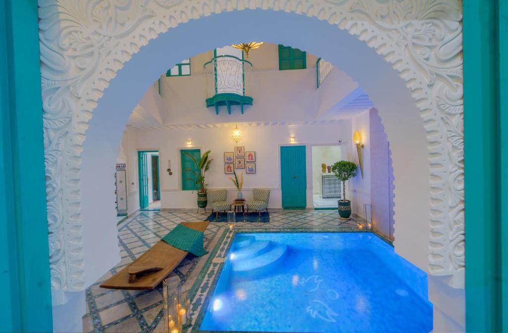 Der Swimmingpool an oder in der Nähe von riad paradis blanc