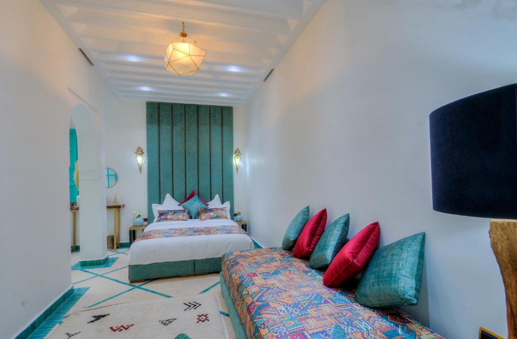 Ein Bett oder Betten in einem Zimmer der Unterkunft riad paradis blanc