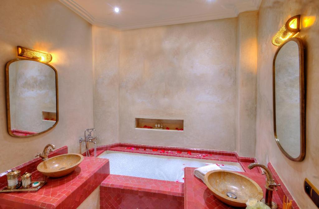 Ein Badezimmer in der Unterkunft riad paradis blanc