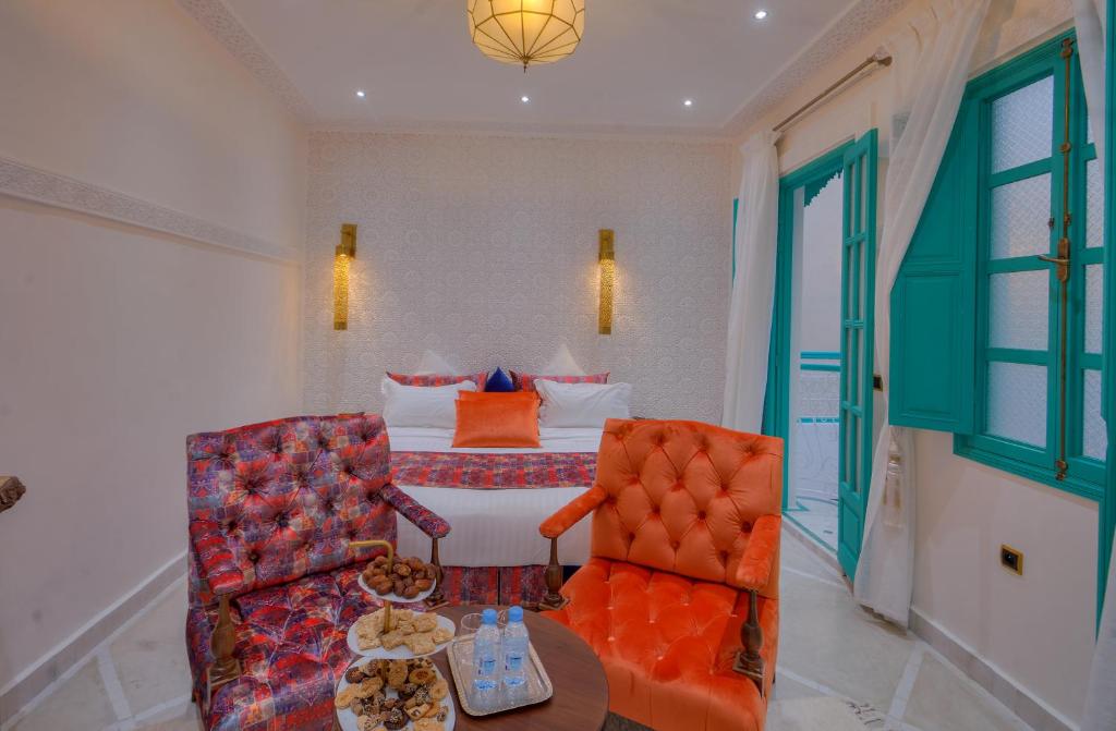 Ein Sitzbereich in der Unterkunft riad paradis blanc
