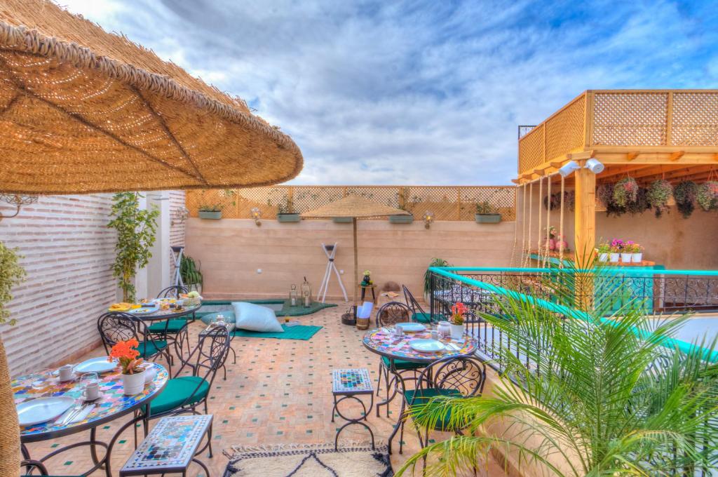 Ein Balkon oder eine Terrasse in der Unterkunft riad paradis blanc