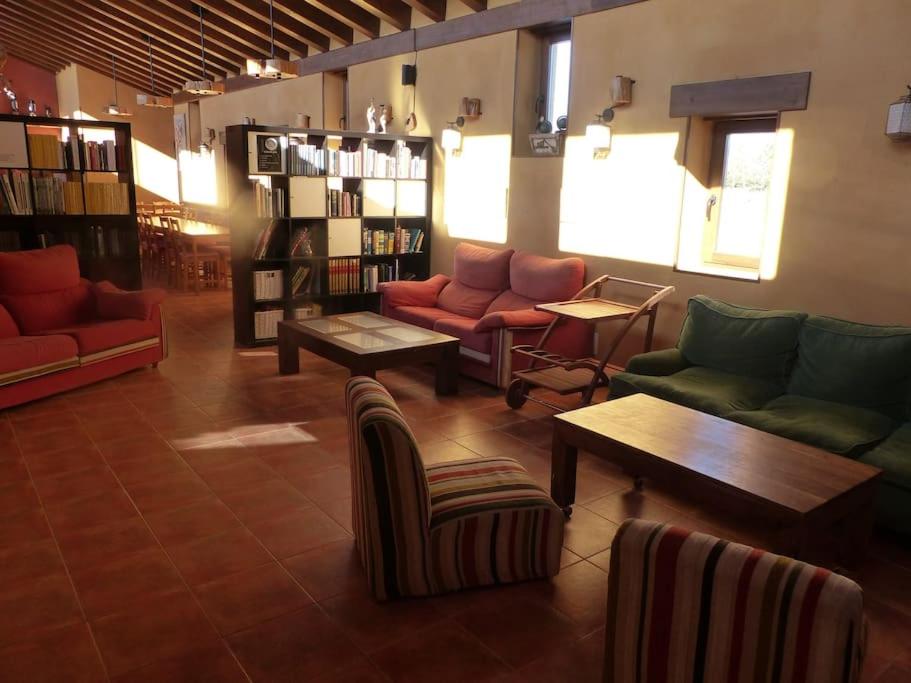 Posezení v ubytování Hotel Albergue Bioclimático Sabinares del Arlanza