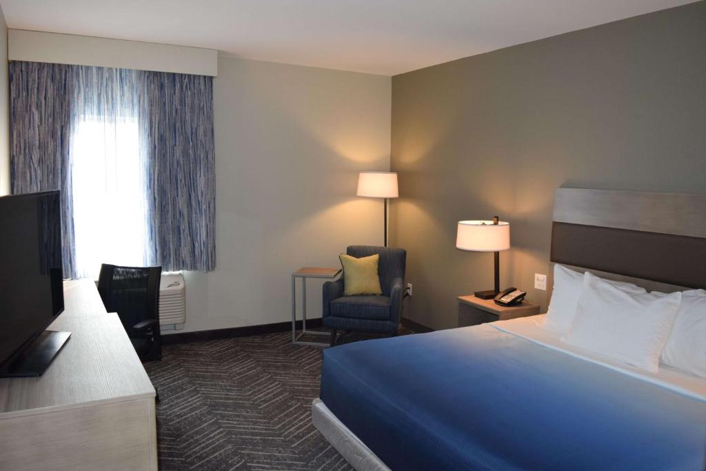 Postel nebo postele na pokoji v ubytování La Quinta Inn & Suites by Wyndham Middletown-Goshen